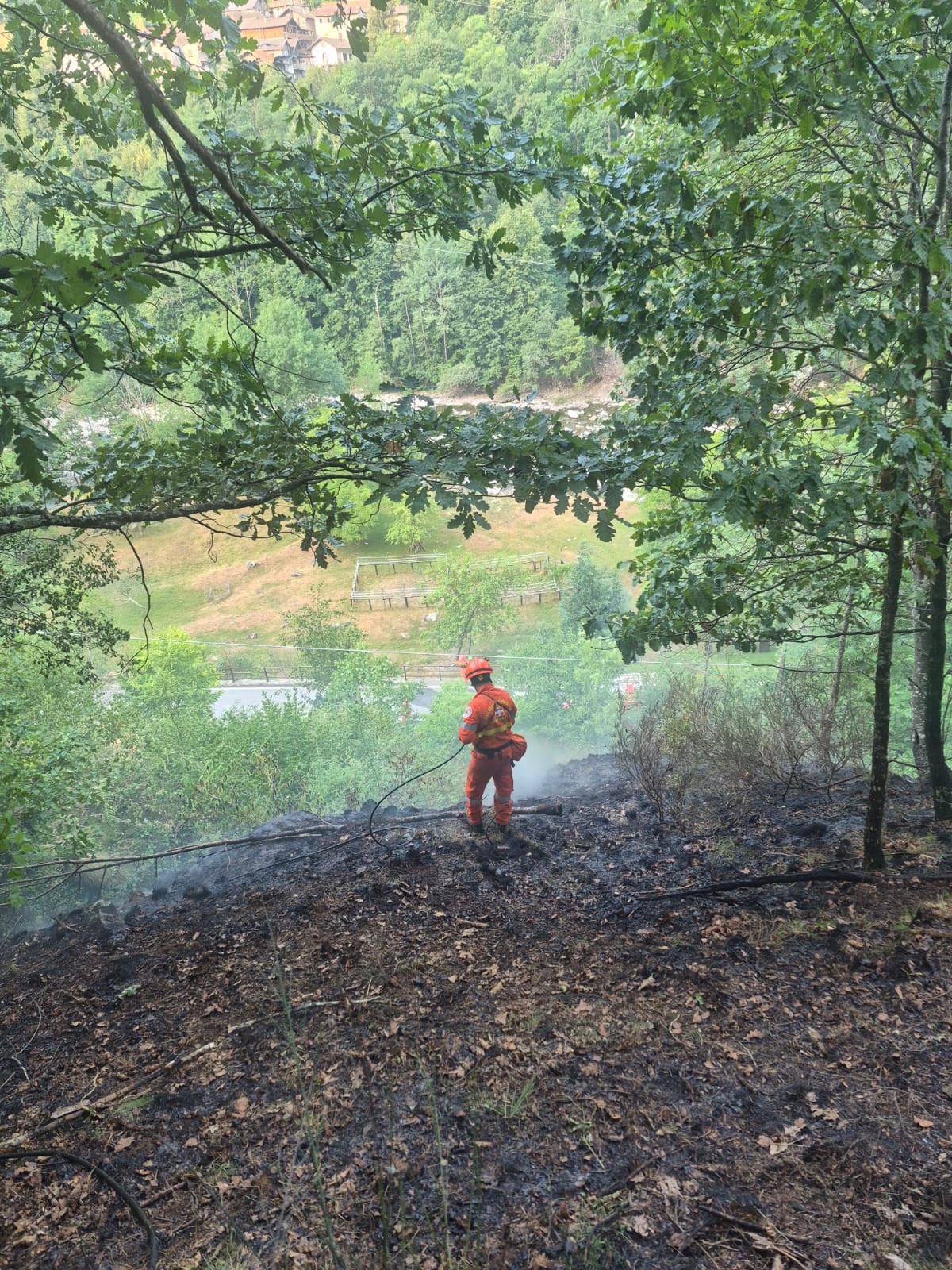 Incendi in Valsesia- la situazione è difficile. Il fuoco si avvicina alle case.Il nostro caposqu (2).jpg