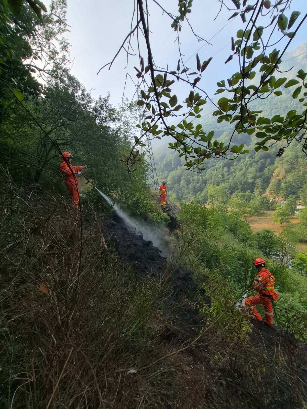 Incendi in Valsesia- la situazione è difficile. Il fuoco si avvicina alle case.Il nostro caposqu (3).jpg