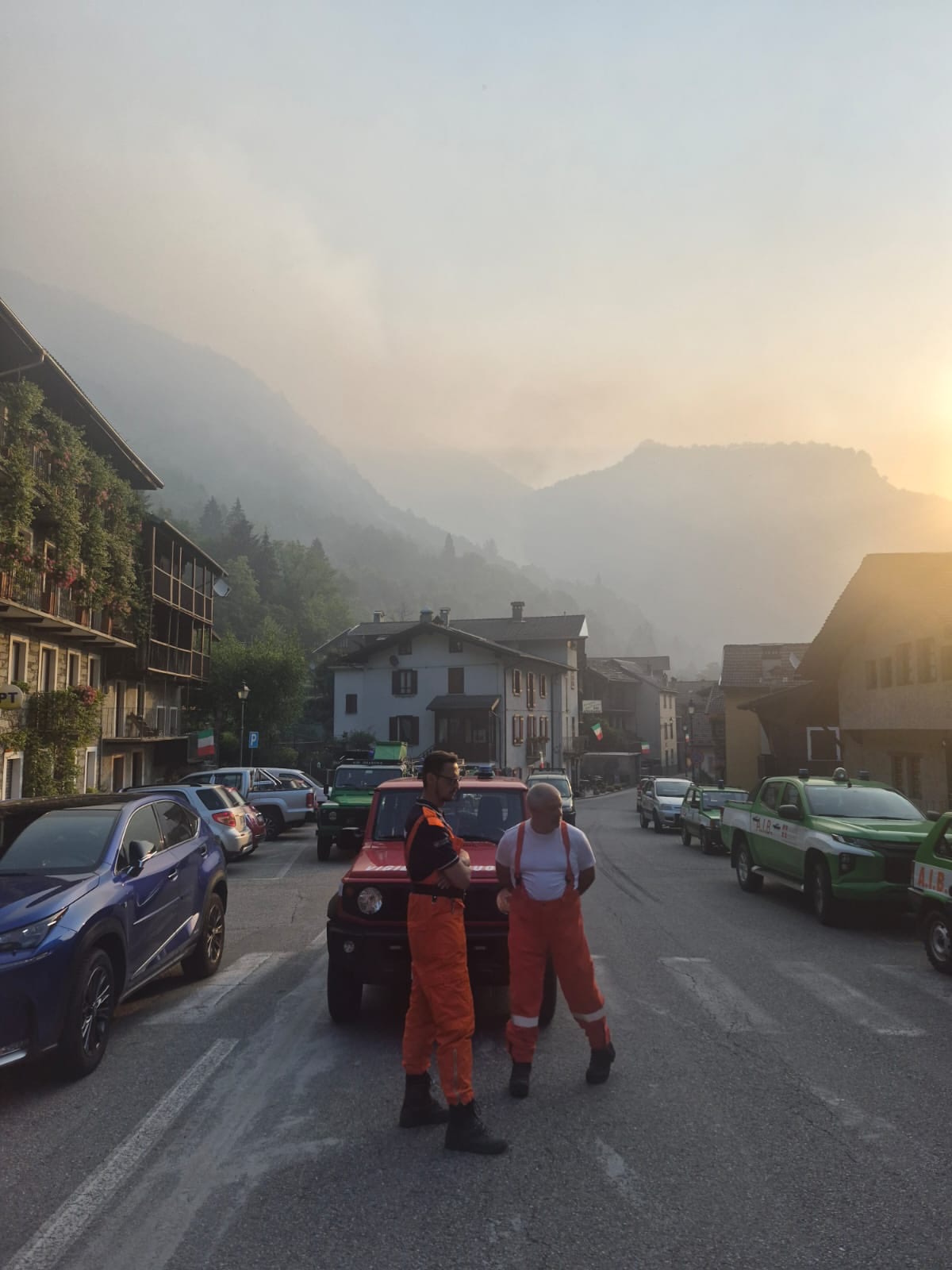 Incendi in Valsesia- la situazione è difficile. Il fuoco si avvicina alle case.Il nostro caposqu (5).jpg