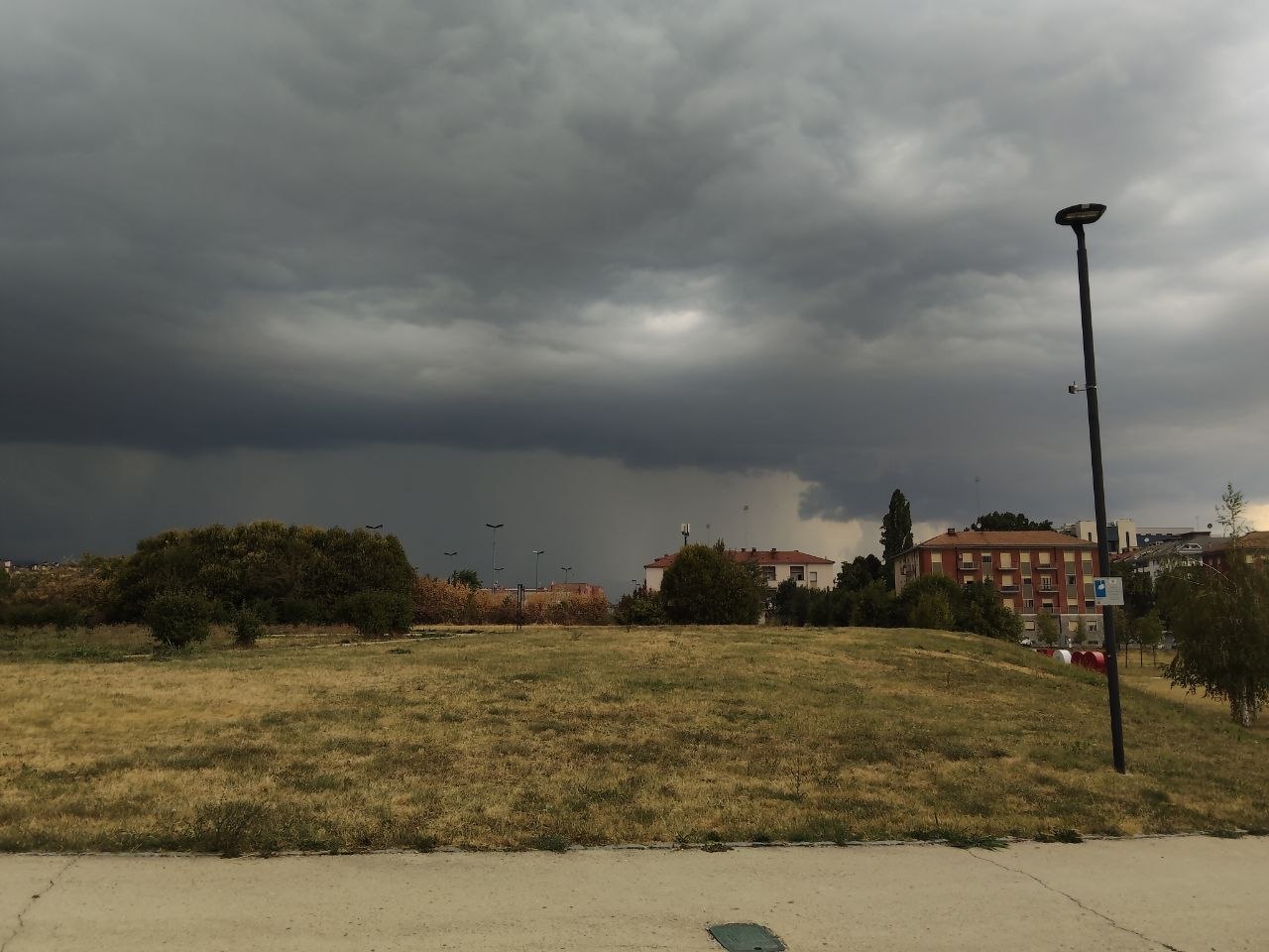 Cronaca Meteo Piemonte - Nel pomeriggio di sabato 11 luglio forti temporali con grandine e raffiche di vento tempestose; gli aggiornamenti
