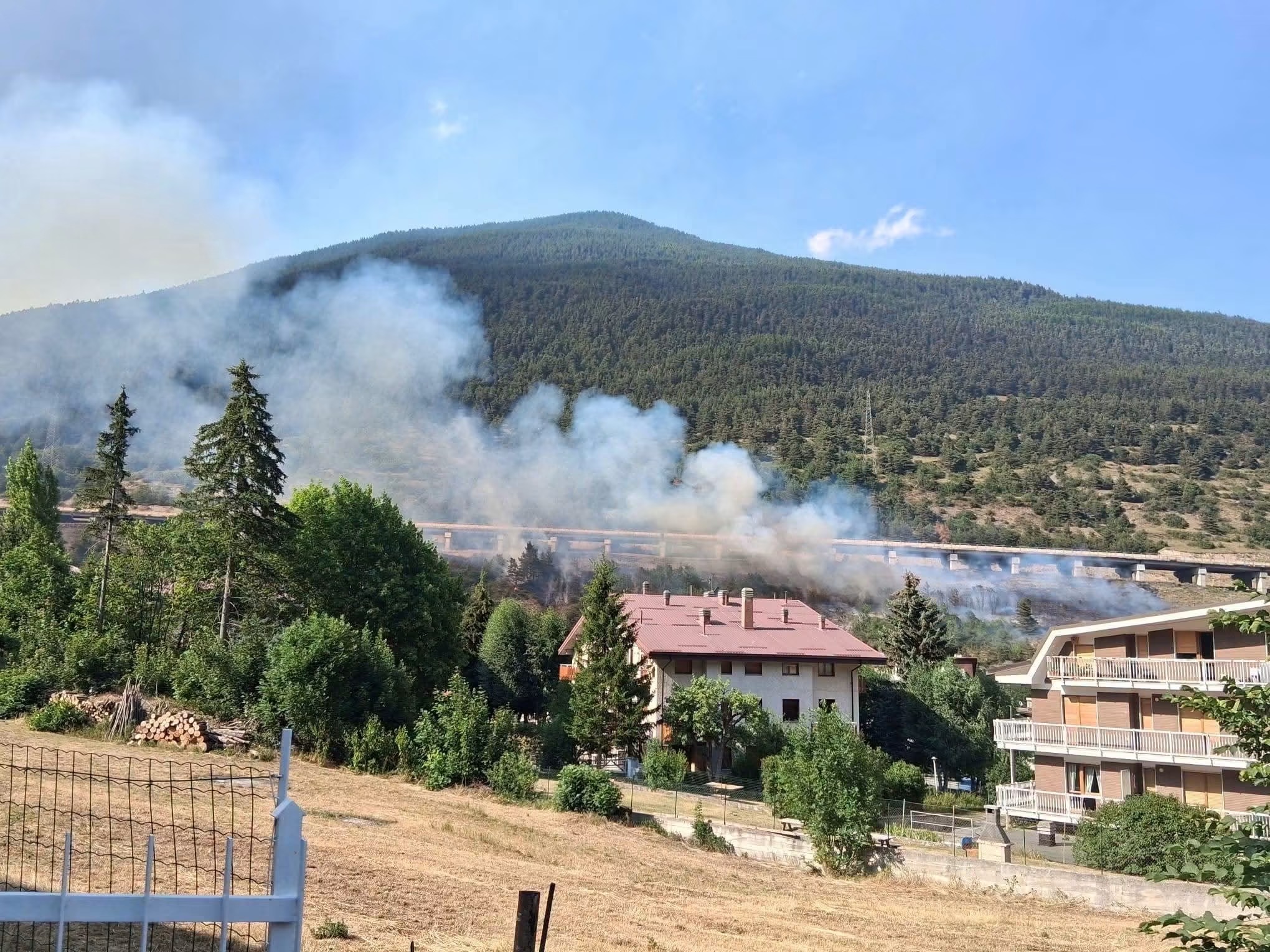 Due nuovi incendi boschivi in alta val Susa, uno dei quali particolarmente critico e in prossimità di alcune abitazioni